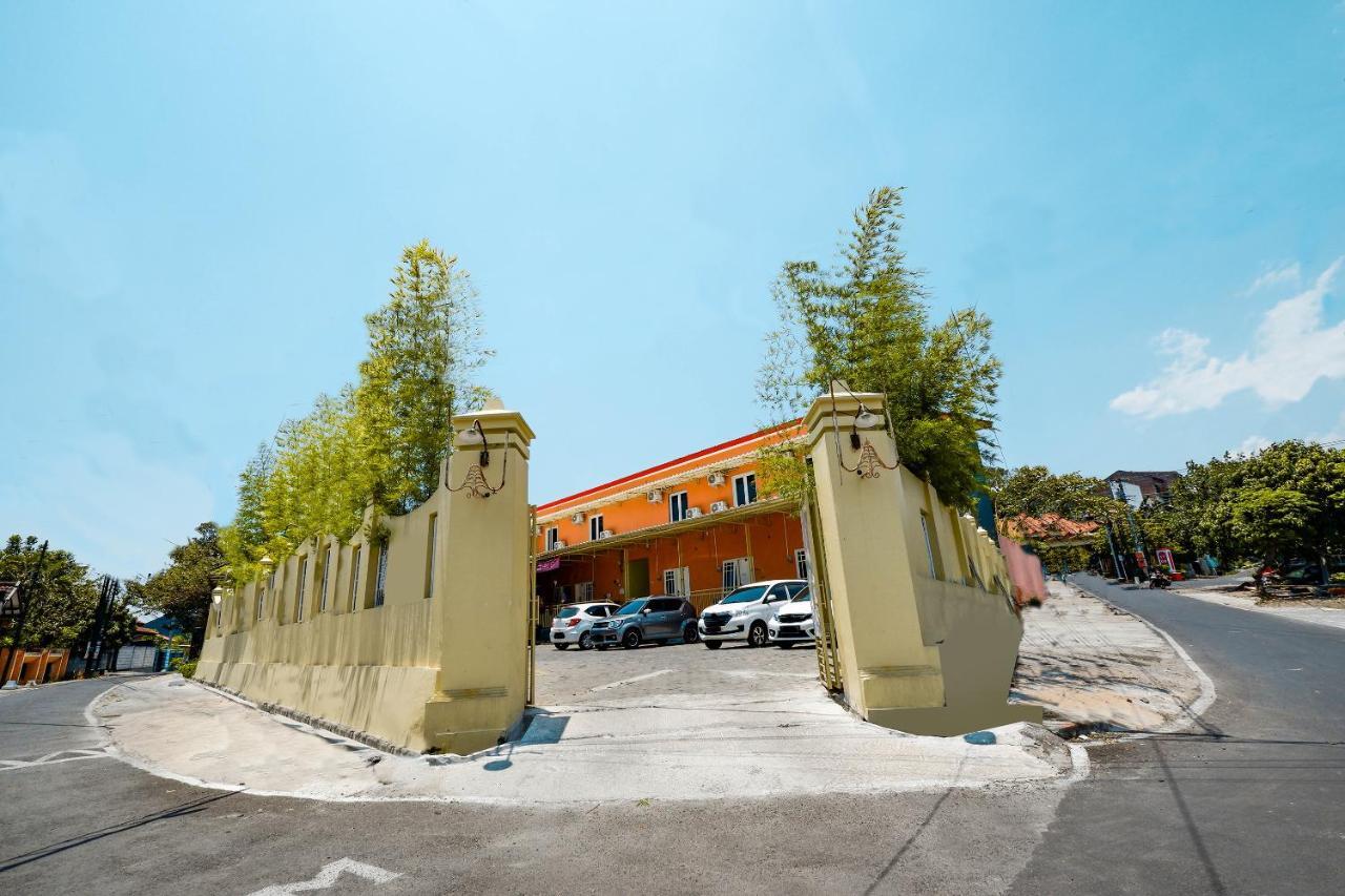 Oyo 1835 Kostel Wood Hotel Semarang Buitenkant foto